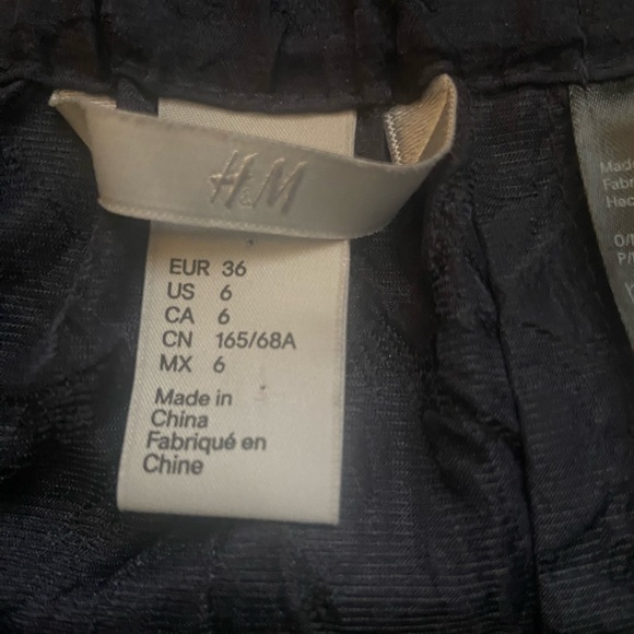 H&M skirt navy, patterned materiel (polyester) with pockets!! Size 6 - Picture 3 of 3